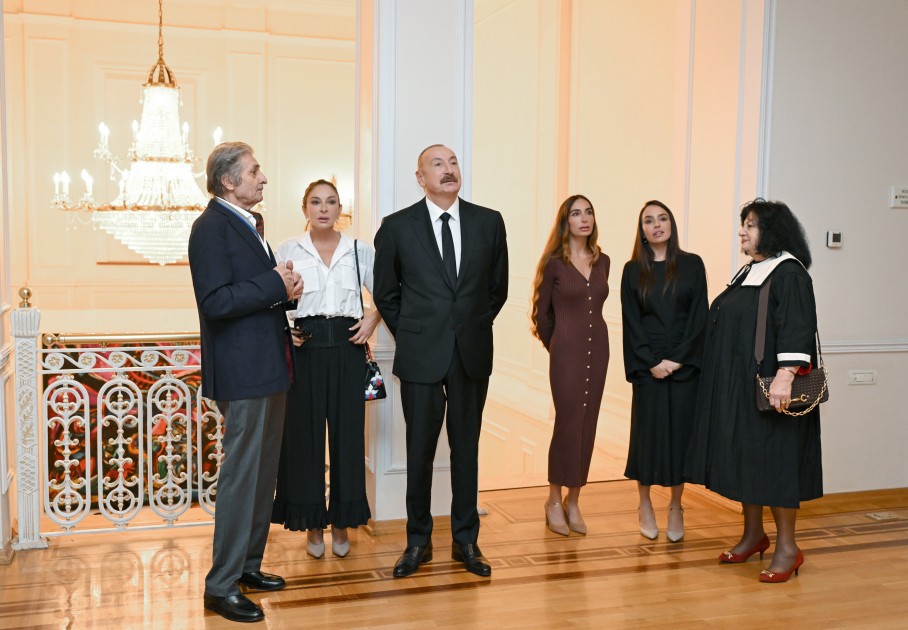 Prezident İlham Əliyev, birinci xanım Mehriban Əliyeva və ailə üzvləri “Mənim Abşeronum: Üstə gəl” adlı retrospektiv sərgi ilə tanış olublar